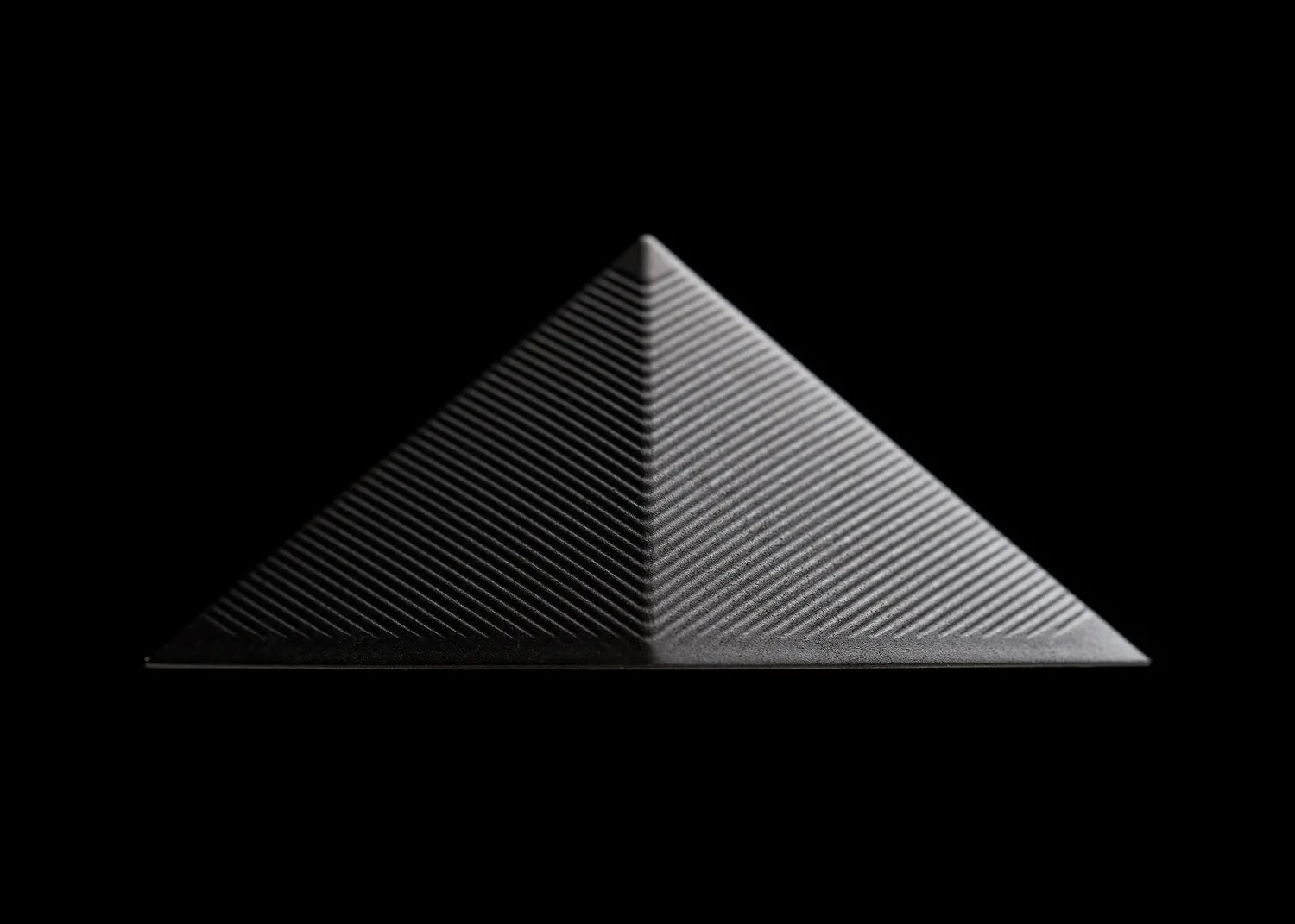 A close-up image of the Aluminum lid detail of the Raif Whisky Decanter by Norlan